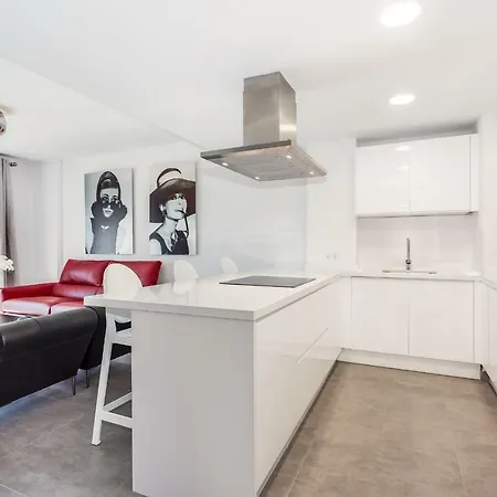 By Riva - Gorgeous 2 Bedroom In Centre Of Puerto Banus 马尔韦利亚